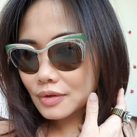 Prada Accessories - 💯 Prada Dixie Collection Beige/Green Sunnies 🌟